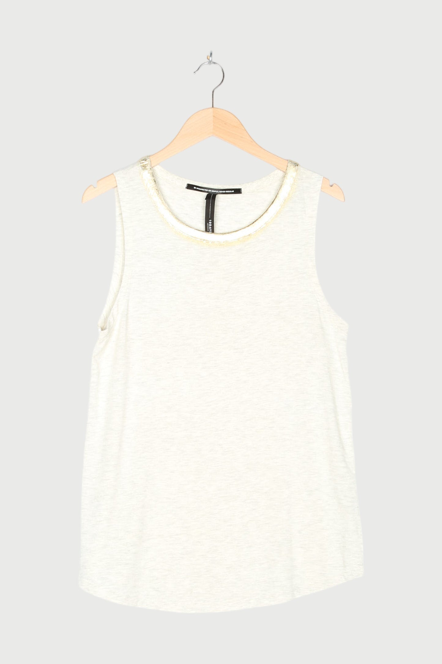 SOFT SLEEVELESS TOP