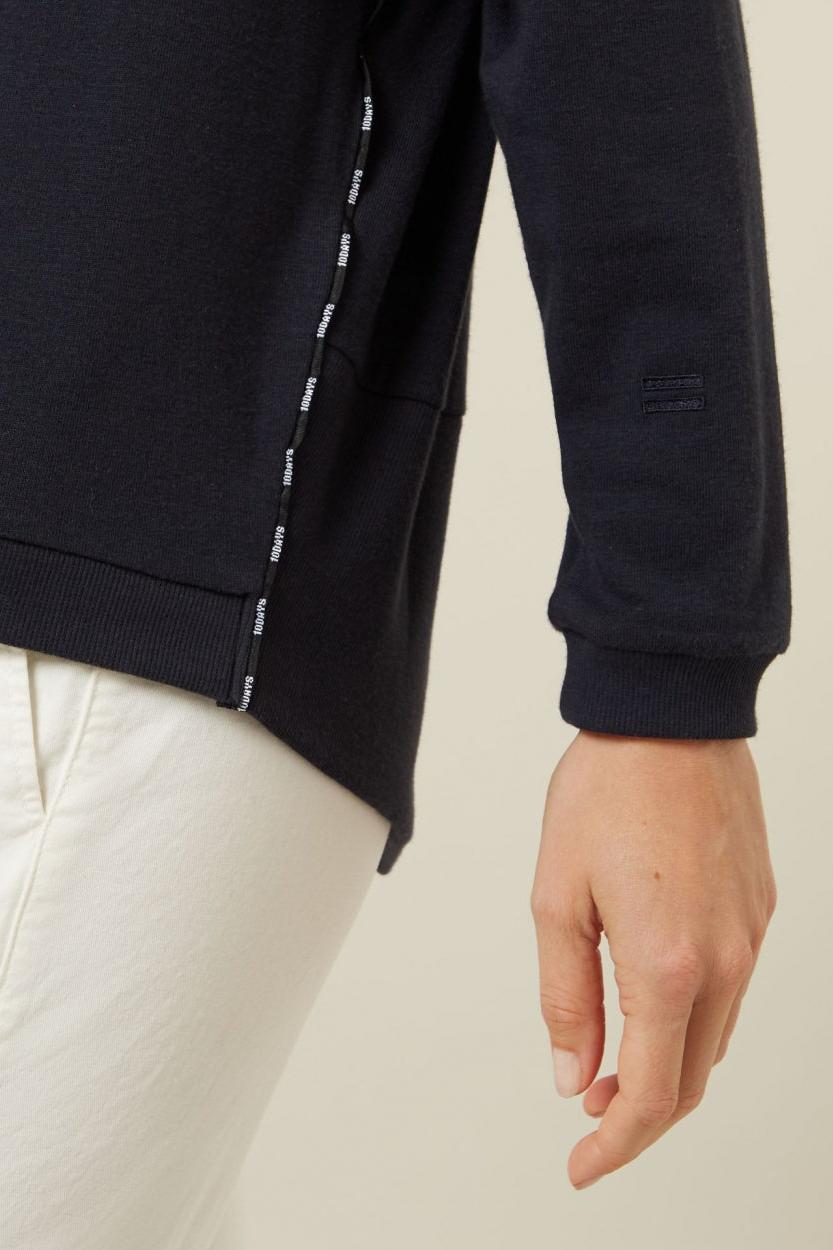 SOFT V-NECK SWEATER
