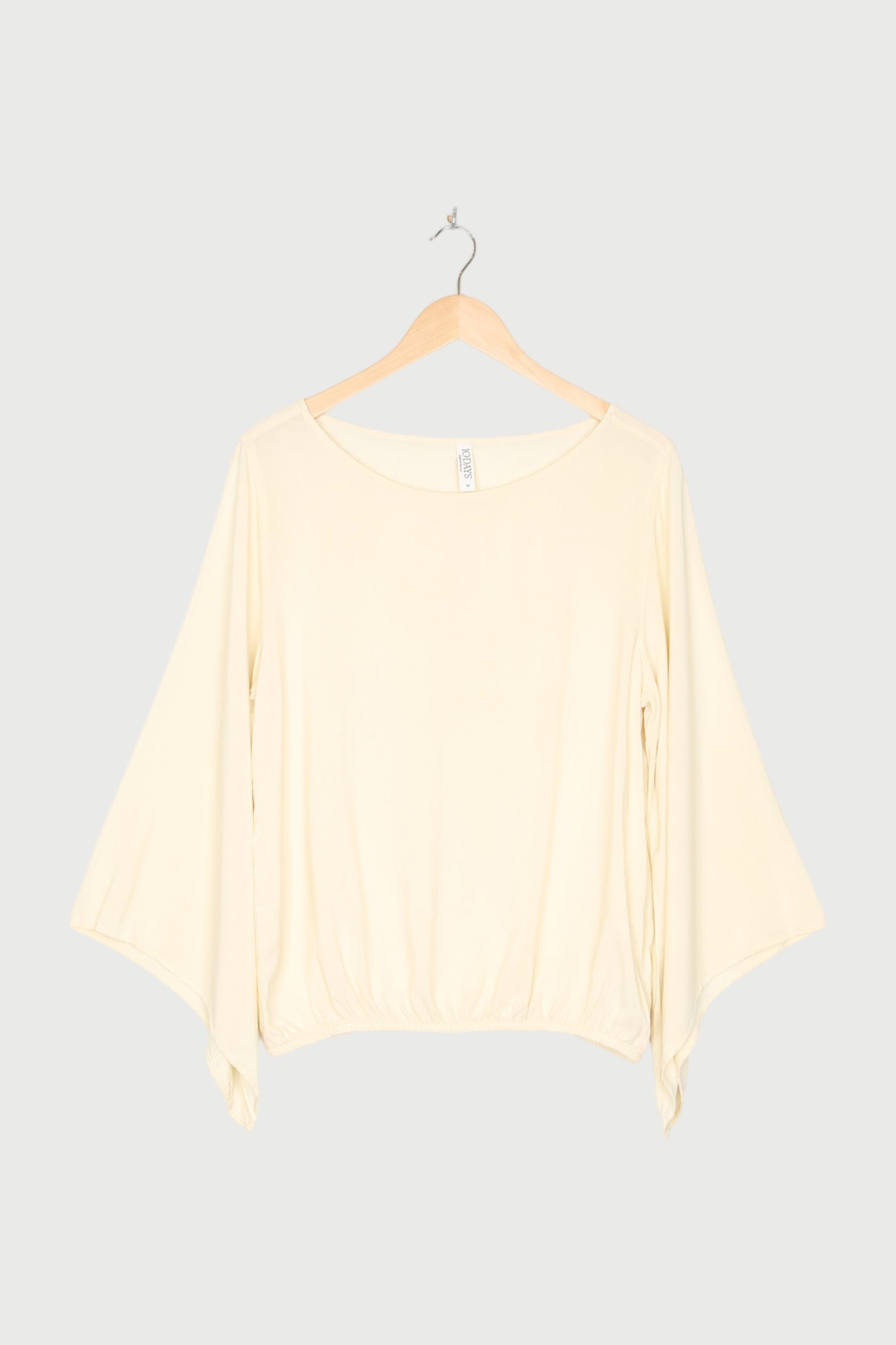 FLOWY BLOUSE