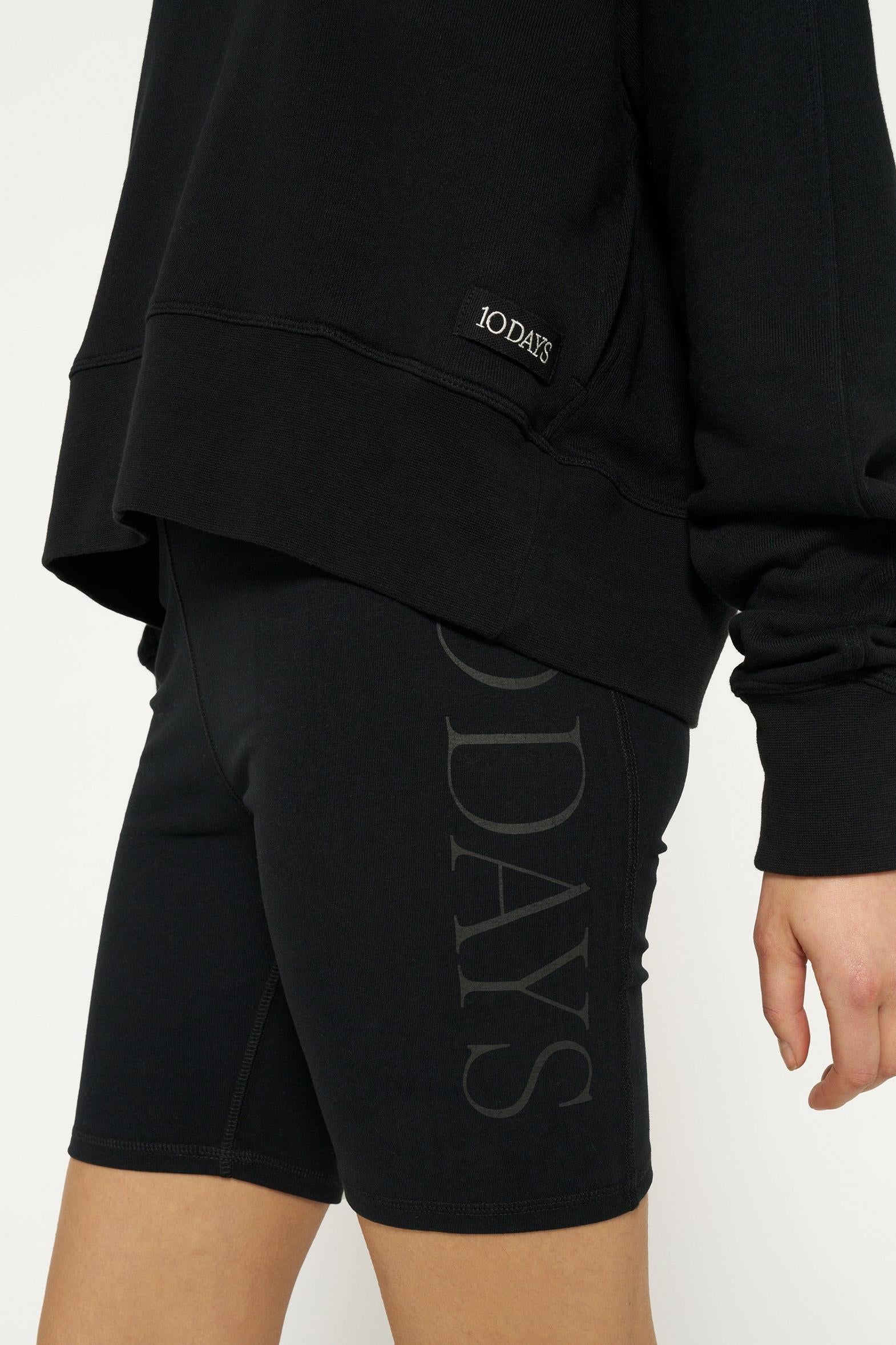 CROPPED HOODIE