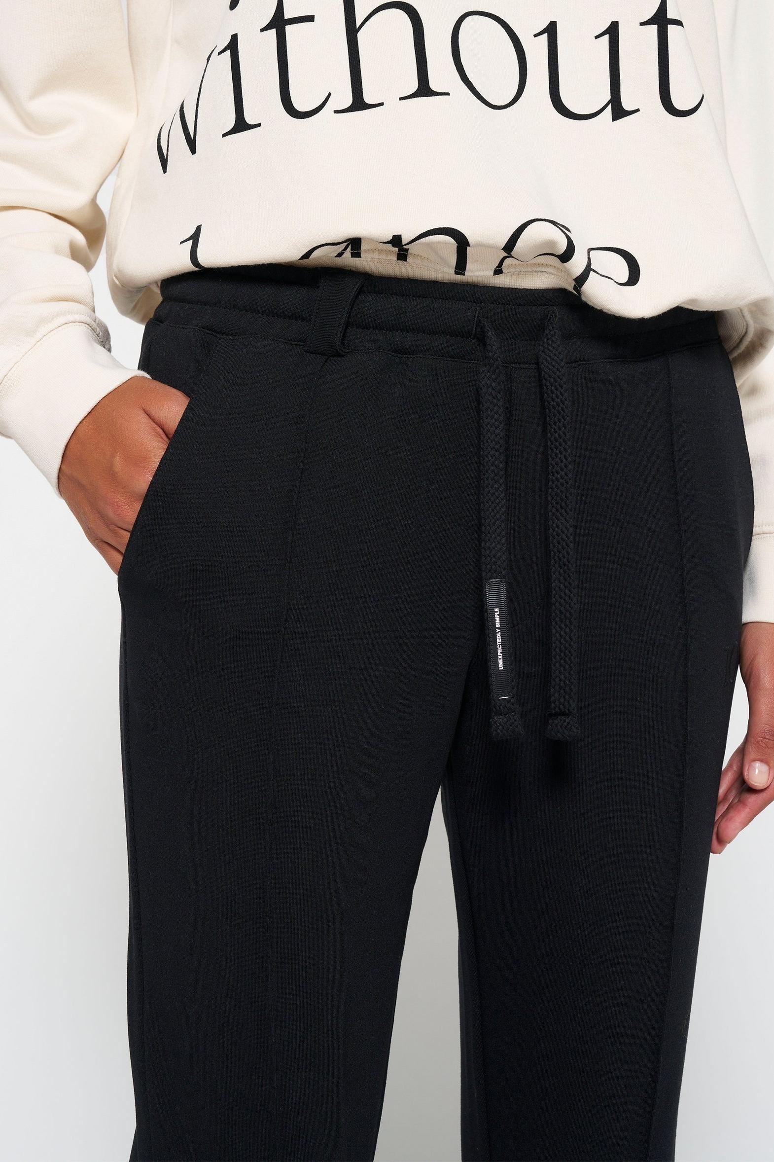 SWEATER TAGLINE