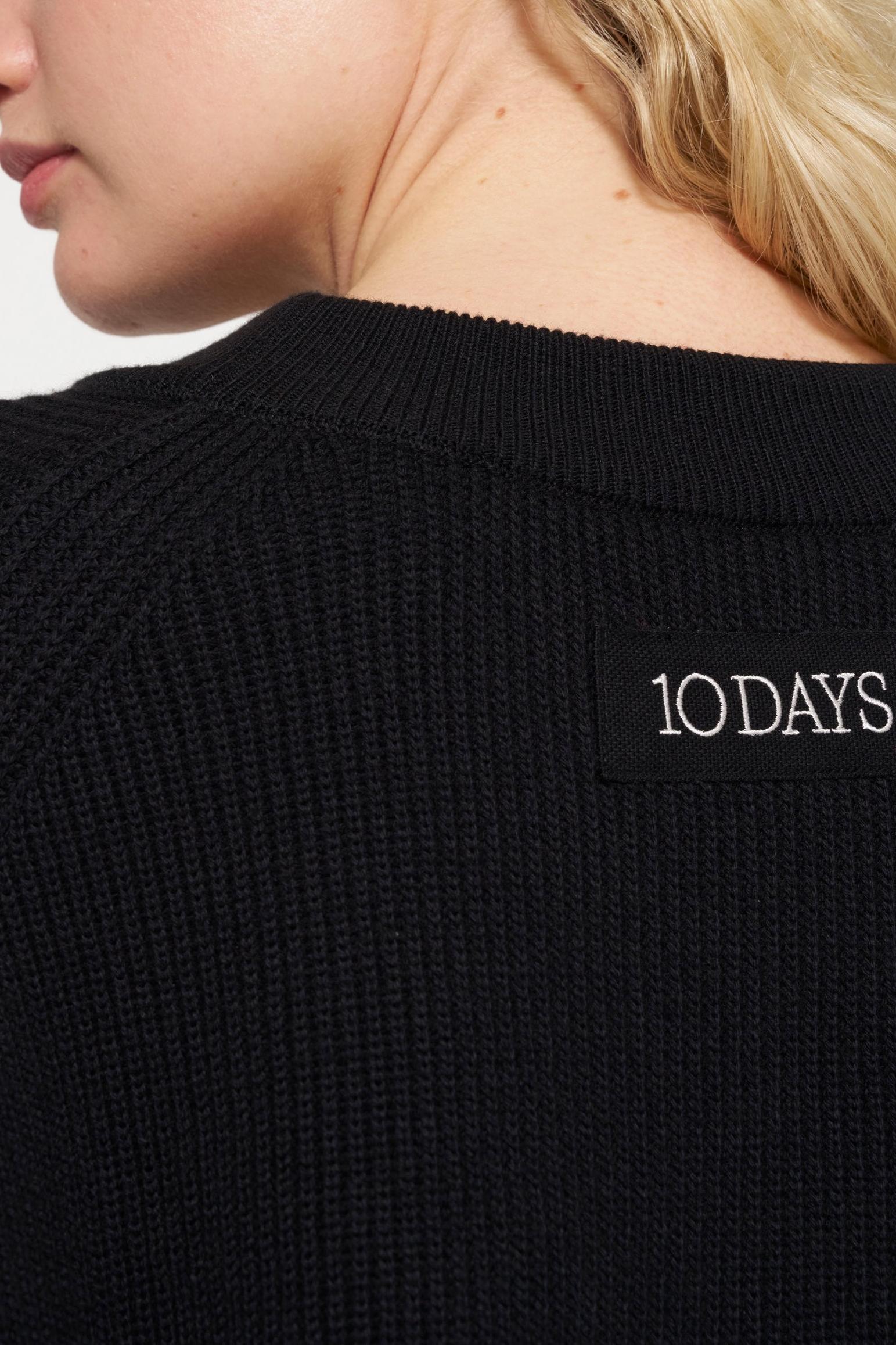 KNIT SWEATER