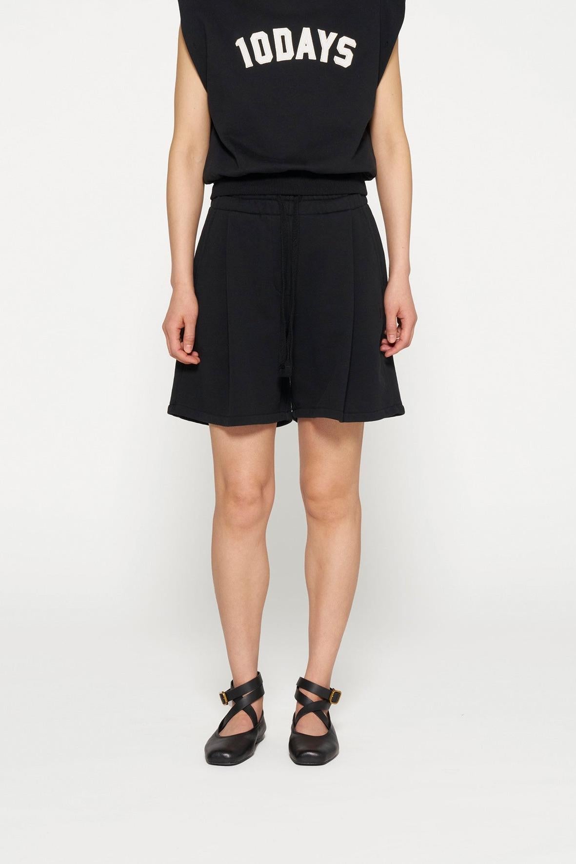 SLEEVELESS STATEMENT TOP