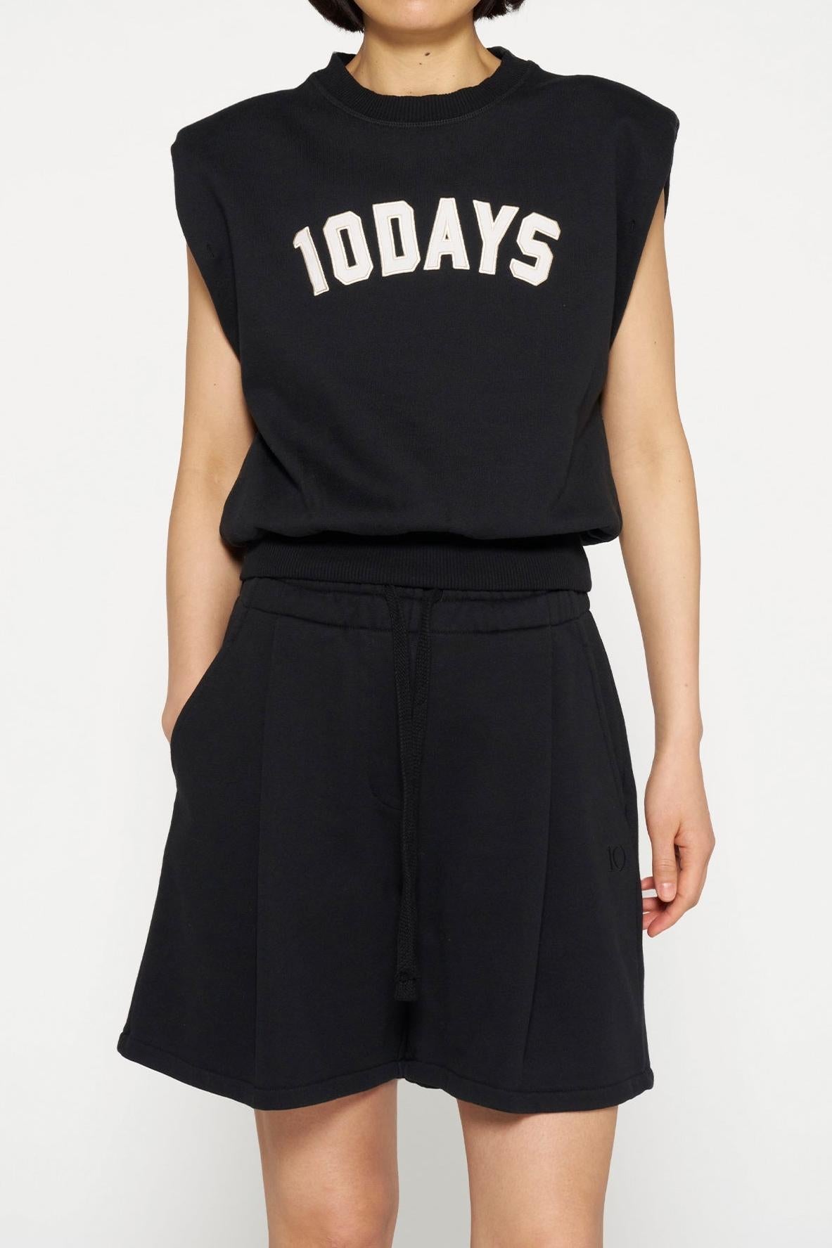 SLEEVELESS STATEMENT TOP