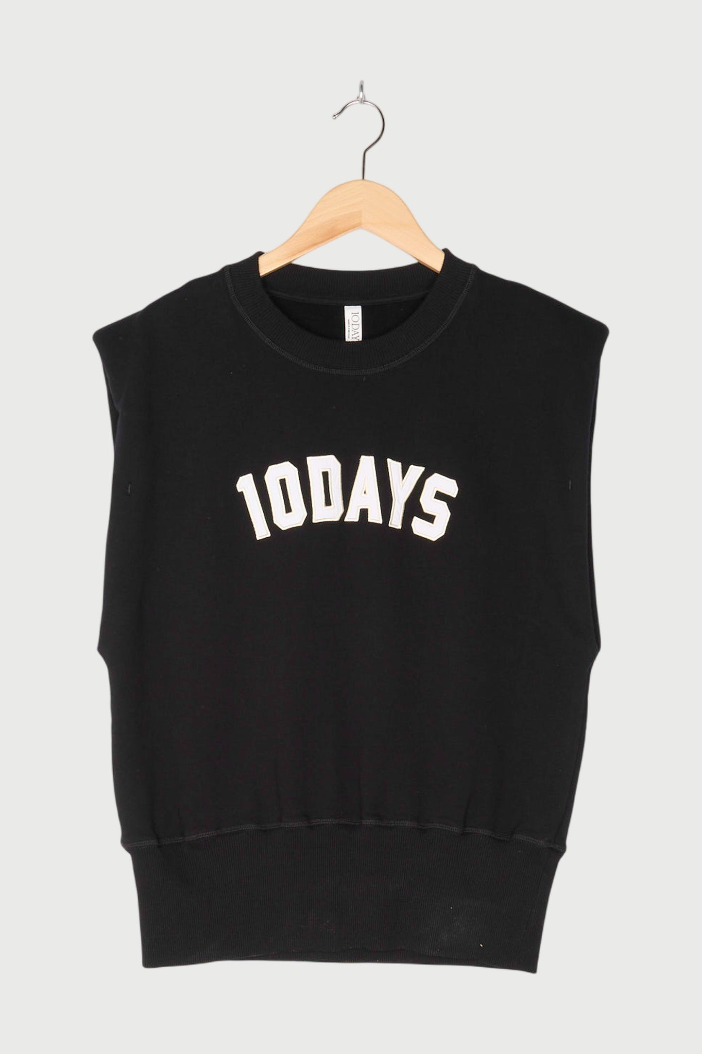 SLEEVELESS STATEMENT TOP