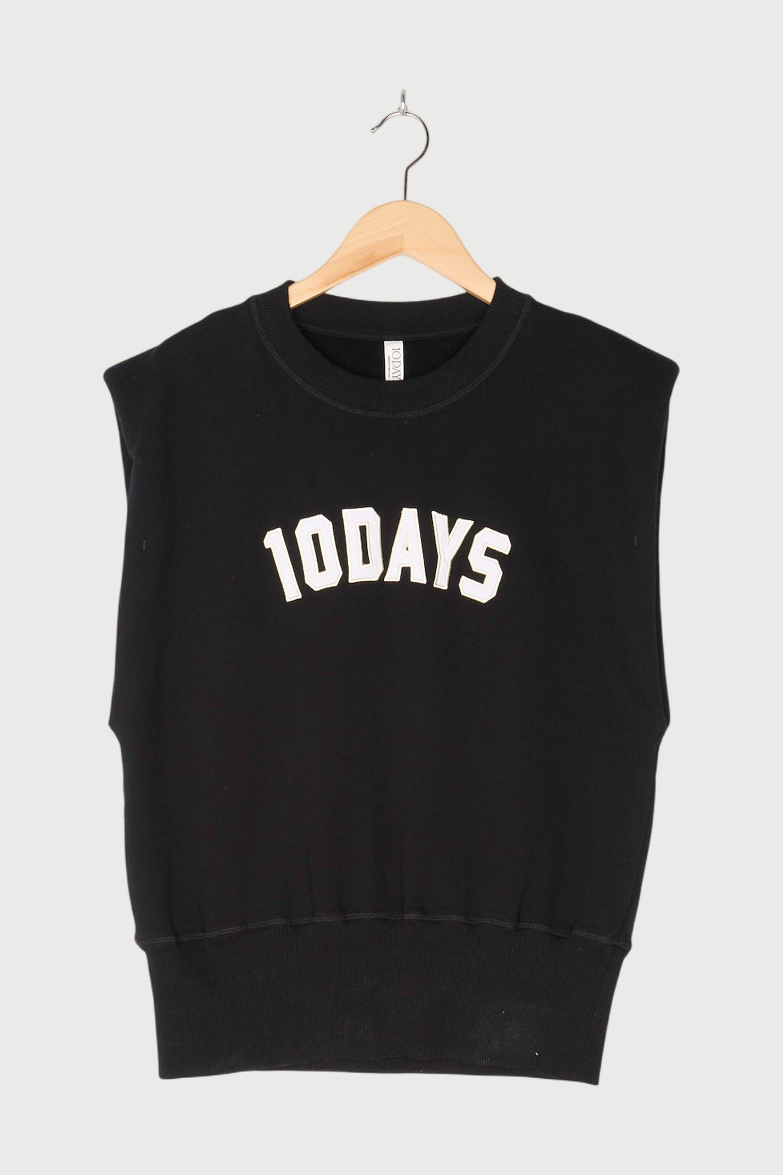SLEEVELESS STATEMENT TOP