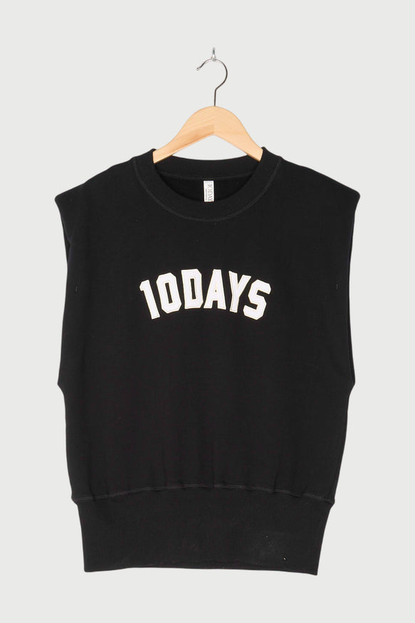 SLEEVELESS STATEMENT TOP