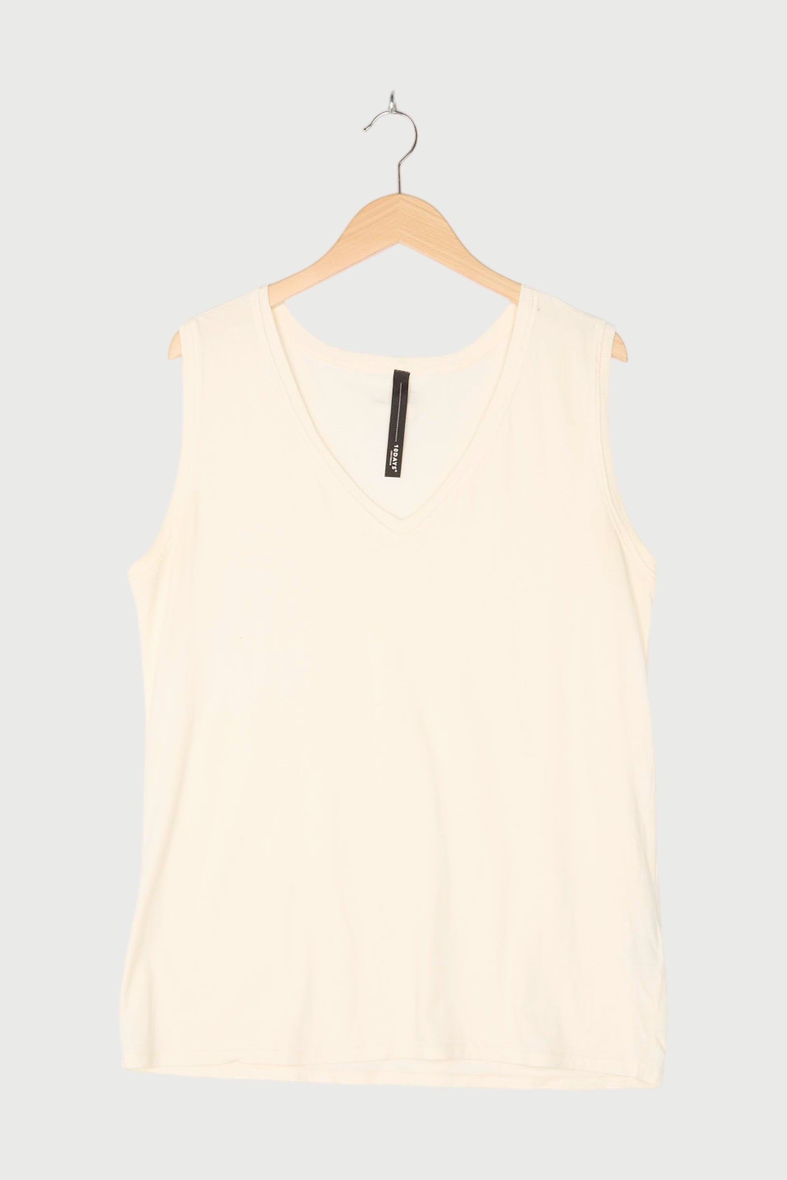 SLEEVELESS TOP
